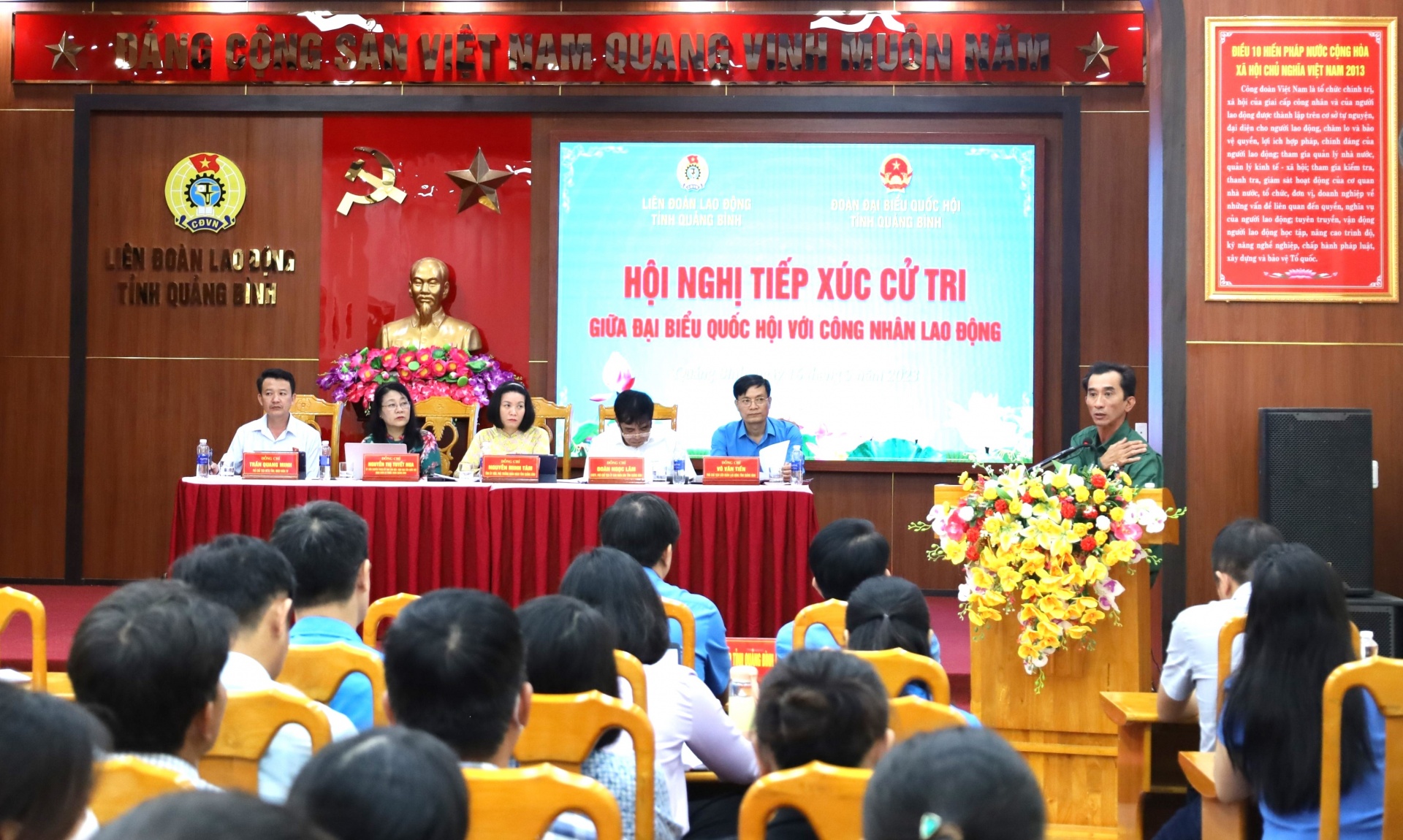 Đại biểu Quốc hội tỉnh Quảng Bình tiếp xúc với công nhân lao động Đại biểu Quốc hội tỉnh Quảng Bình tiếp xúc với công nhân lao động