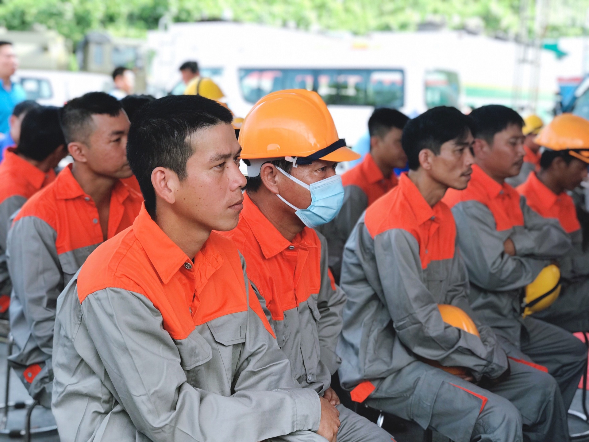 Cần ít nhất 30 công nhân lành nghề để đại tu công trình. Ảnh: PHAN NGUYÊN Cần ít nhất 30 công nhân lành nghề để đại tu công trình. Ảnh: PHAN NGUYÊN