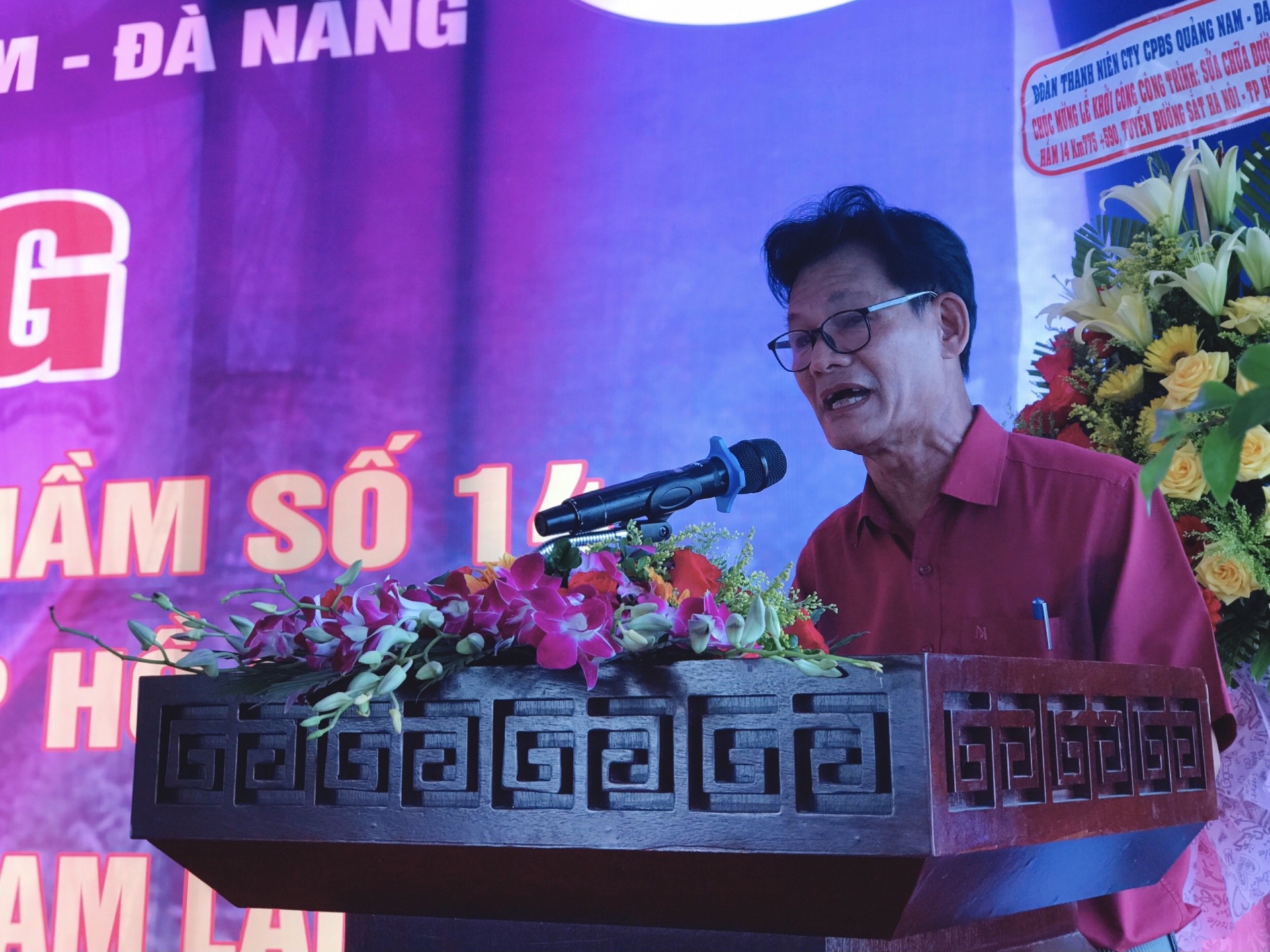 Phát biểu tại Lễ khởi công, ông Huỳnh Văn Việt, Phó Giám đốc công ty CP đường sắt QNĐN đảm bảo công trình sẽ đúng tiến độ và chất lượng. Ảnh: PHAN NGUYÊN Phát biểu tại Lễ khởi công, ông Huỳnh Văn Việt, Phó Giám đốc công ty CP đường sắt QNĐN đảm bảo công trình sẽ đúng tiến độ và chất lượng. Ảnh: PHAN NGUYÊN