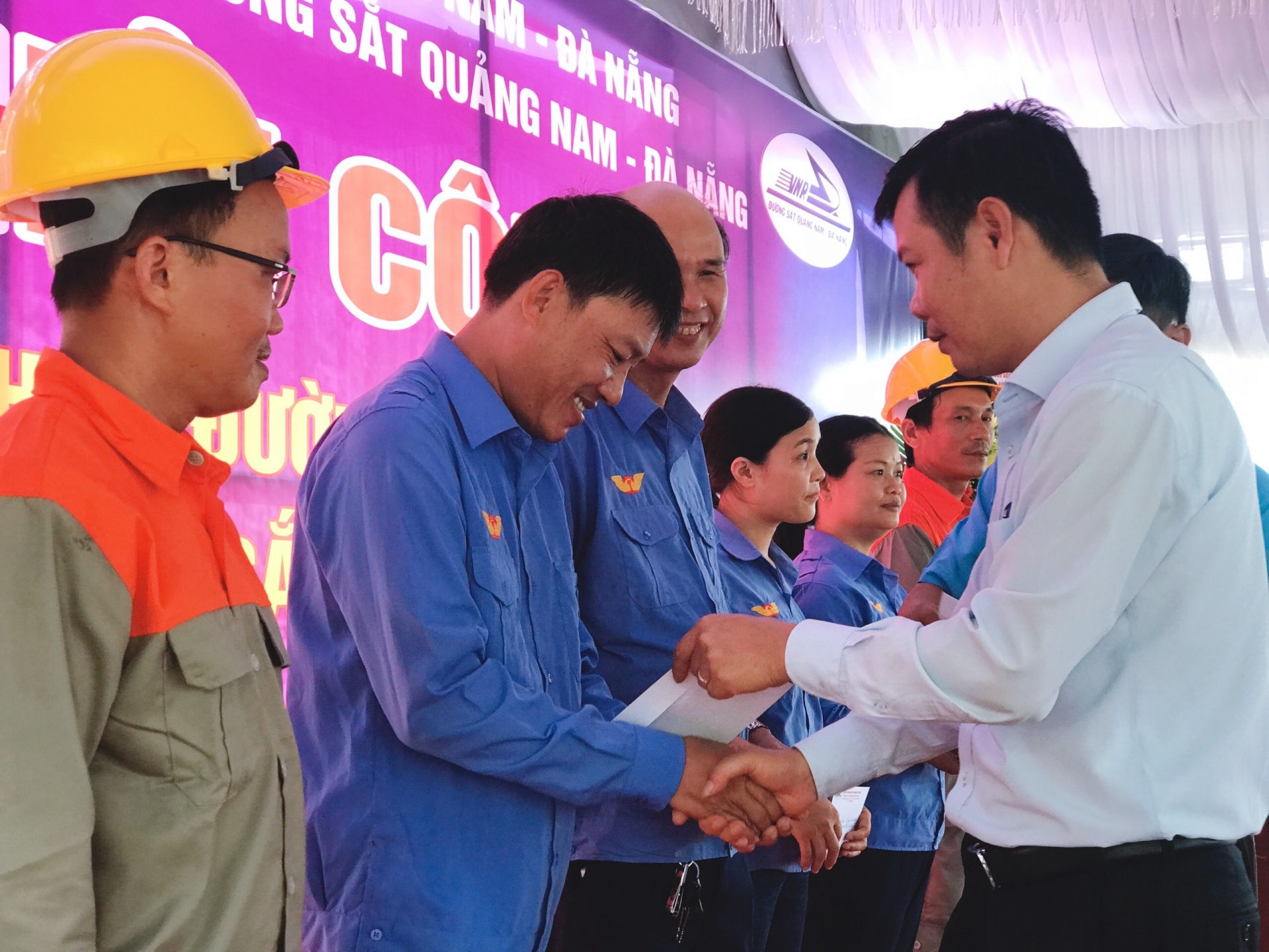 Trao quà cho công nhân lao động khó khăn. Ảnh: PHAN NGUYÊN Trao quà cho công nhân lao động khó khăn. Ảnh: PHAN NGUYÊN