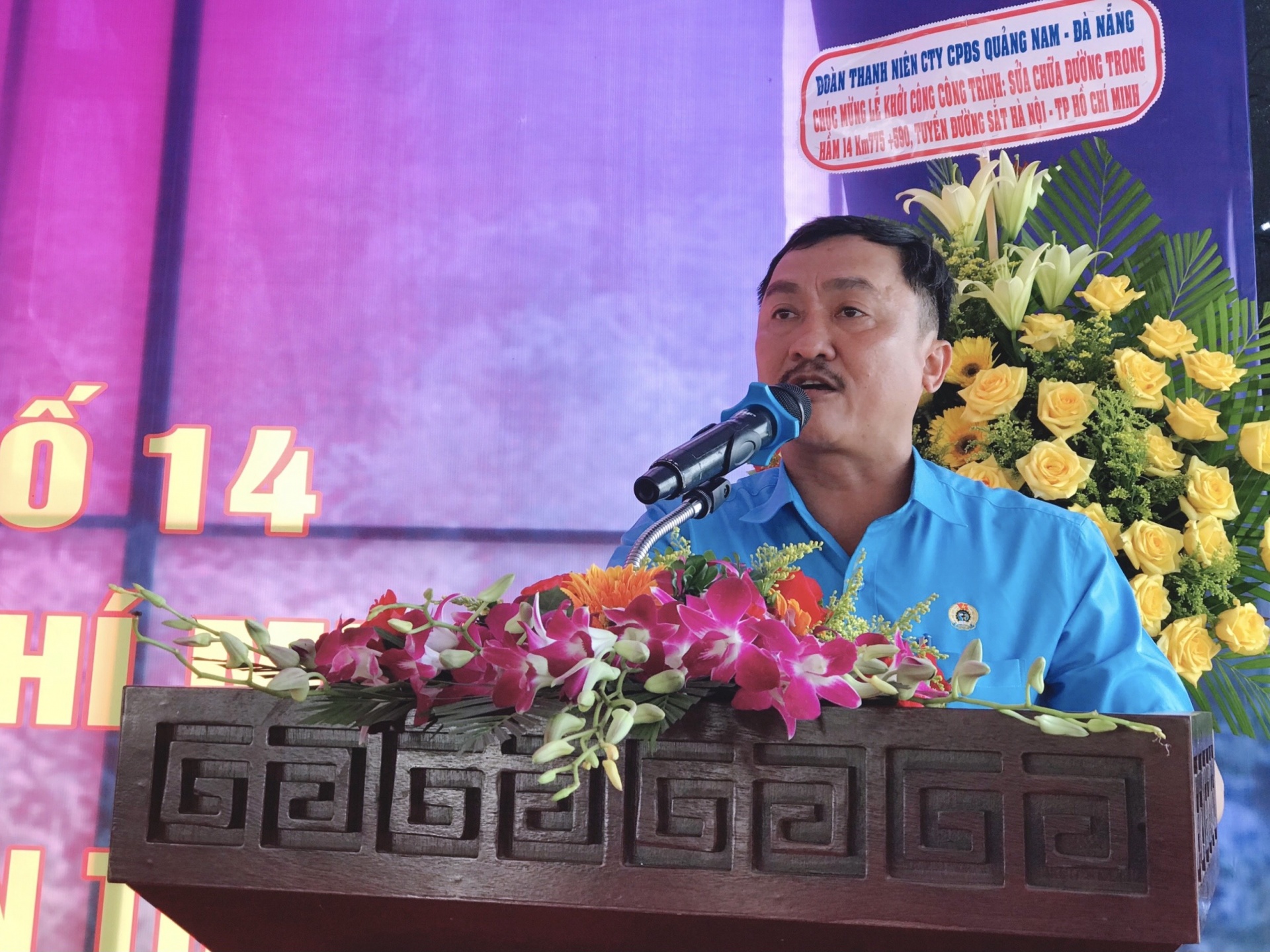 đồng chí Nguyễn Văn Tùng, Chủ tịch Công đoàn Đường sắt Đà Nẵng đã phát động thi đua và khen thưởng cho các tập thể, cá nhân đạt được những thành tích xuất sắc tại công trình. Ảnh: PHAN NGUYÊN đồng chí Nguyễn Văn Tùng, Chủ tịch Công đoàn Đường sắt Đà Nẵng đã phát động thi đua và khen thưởng cho các tập thể, cá nhân đạt được những thành tích xuất sắc tại công trình. Ảnh: PHAN NGUYÊN