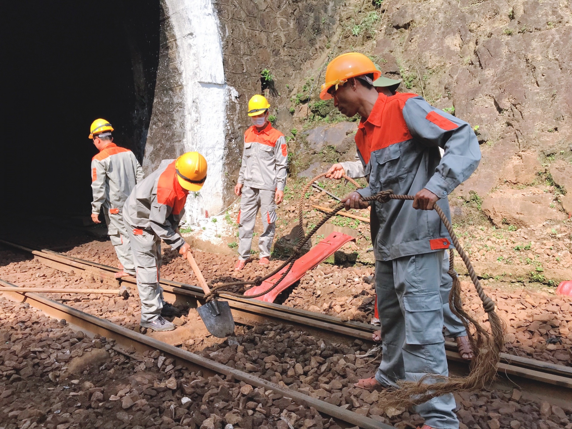 Ray trong hầm hầu hết đã mòn, khuyết tật, có cơ mất an toàn, hiện nhiều thanh ray đã mòn quá quy định, không đảm bảo chất lượng. Ảnh: PHAN NGUYÊN Ray trong hầm hầu hết đã mòn, khuyết tật, có cơ mất an toàn, hiện nhiều thanh ray đã mòn quá quy định, không đảm bảo chất lượng. Ảnh: PHAN NGUYÊN