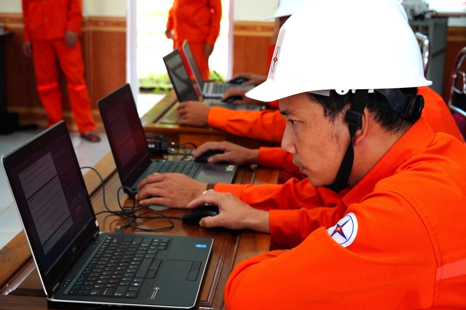 Nâng cao nhận thức, kỹ năng về an toàn, vệ sinh lao động cho người lao động ngành Điện