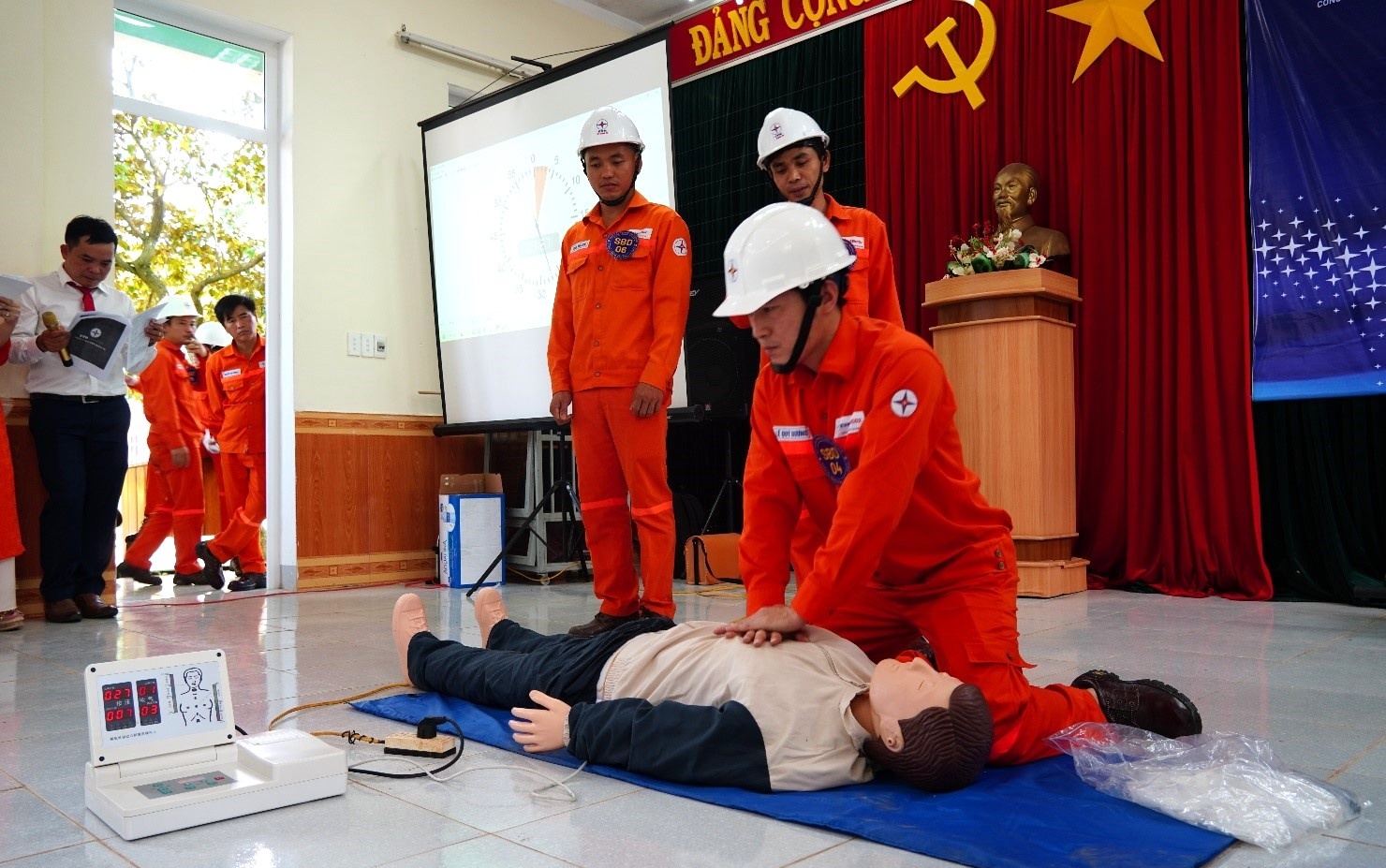 Nâng cao nhận thức, kỹ năng về an toàn, vệ sinh lao động cho người lao động ngành Điện