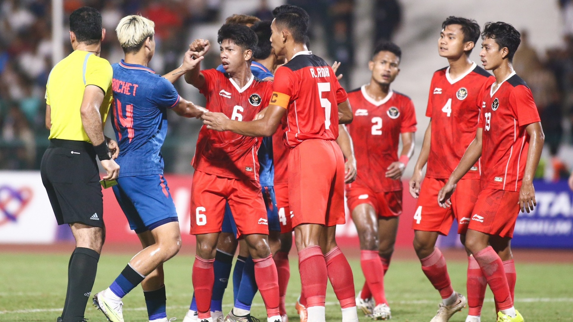 Bóng đá càng phải công bằng và cao thượng