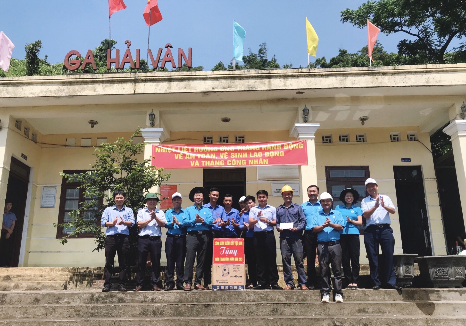 Chăm lo đời sống cho người lao động làm việc trên khu vực đèo Hải Vân