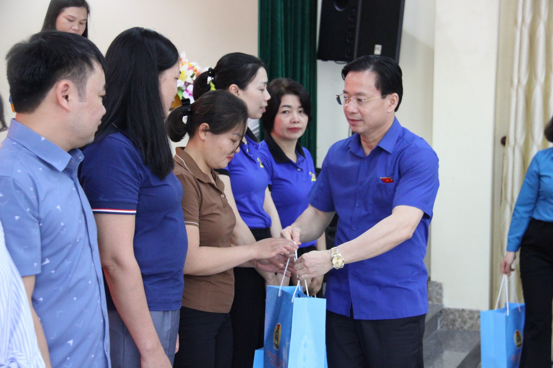 Đại biểu Quốc hội tỉnh Lạng Sơn tiếp xúc với đoàn viên công đoàn, công nhân lao động Đại biểu Quốc hội tỉnh Lạng Sơn tiếp xúc với đoàn viên công đoàn, công nhân lao động