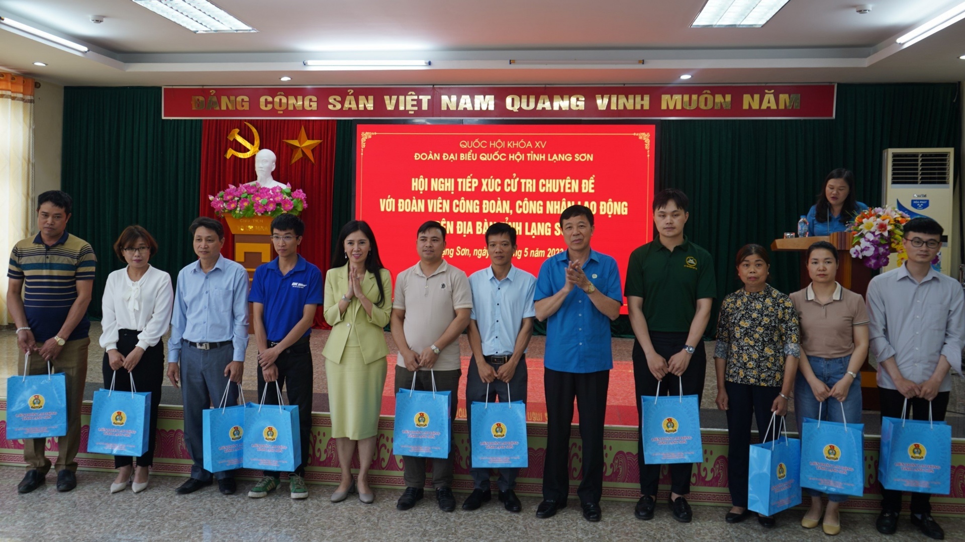 Đại biểu Quốc hội tỉnh Lạng Sơn tiếp xúc với đoàn viên công đoàn, công nhân lao động Đại biểu Quốc hội tỉnh Lạng Sơn tiếp xúc với đoàn viên công đoàn, công nhân lao động