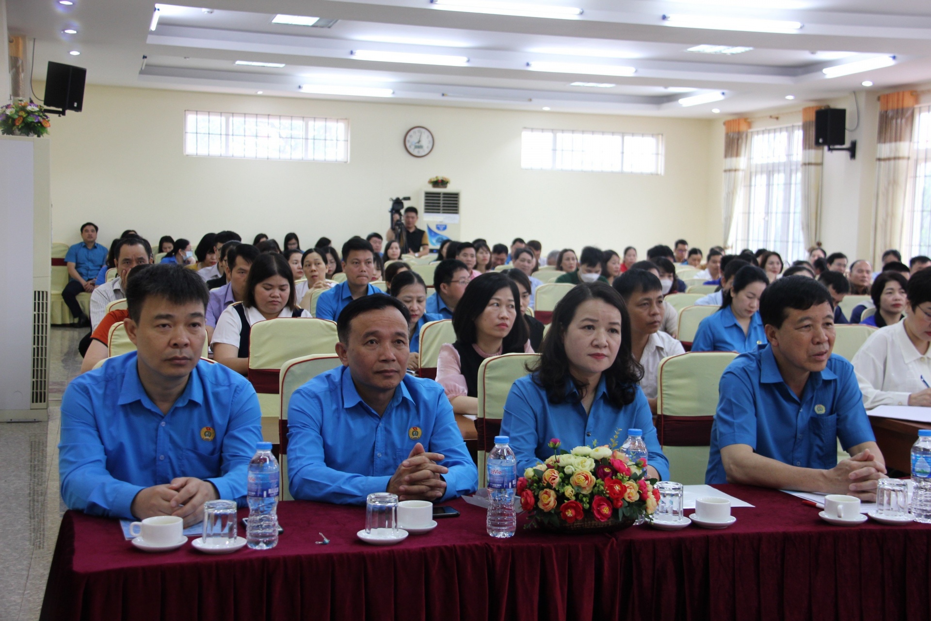 Đại biểu Quốc hội tỉnh Lạng Sơn tiếp xúc với đoàn viên công đoàn, công nhân lao động Đại biểu Quốc hội tỉnh Lạng Sơn tiếp xúc với đoàn viên công đoàn, công nhân lao động