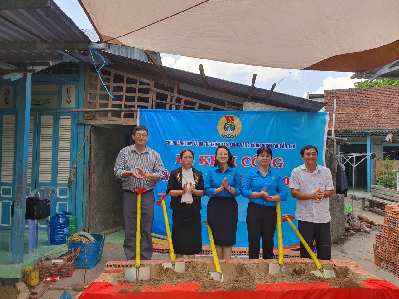 Cần Thơ: Gắn biển công trình chào mừng đại hội công đoàn các cấp