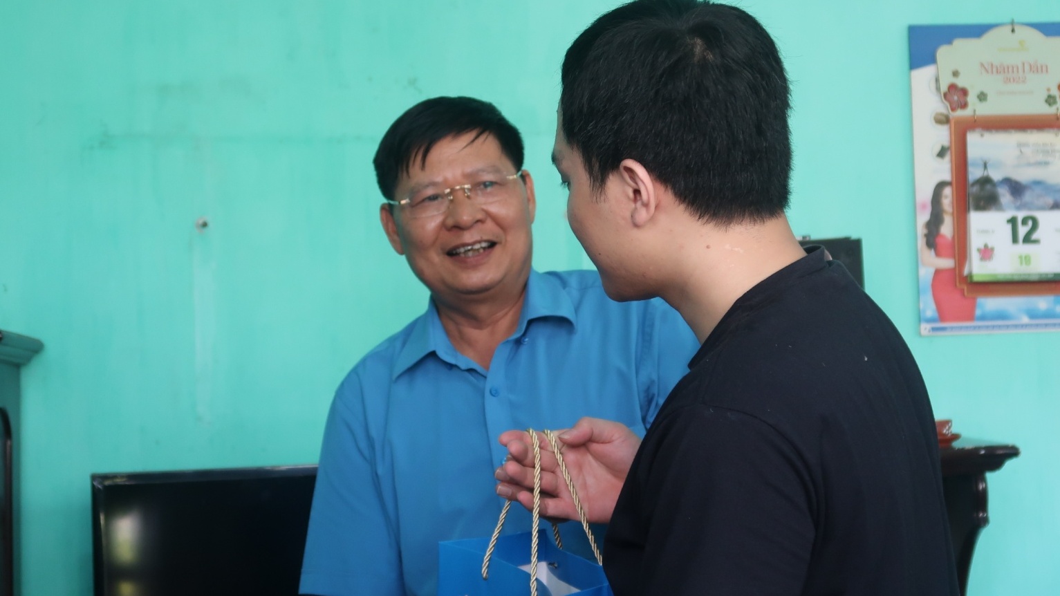 Phó Chủ tịch Tổng LĐLĐ Việt Nam thăm hỏi và động viên công nhân bị tai nạn lao động