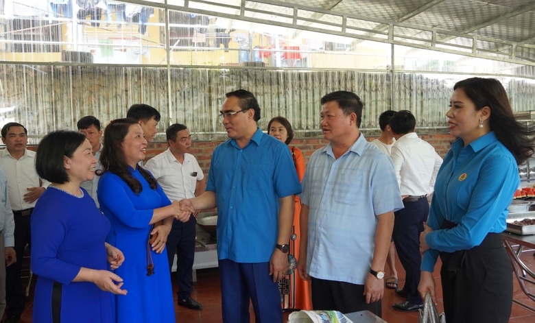 Lào Cai: Gắn biển 2 công trình chào mừng đại hội công đoàn các cấp, nhiệm kỳ 2023-2028