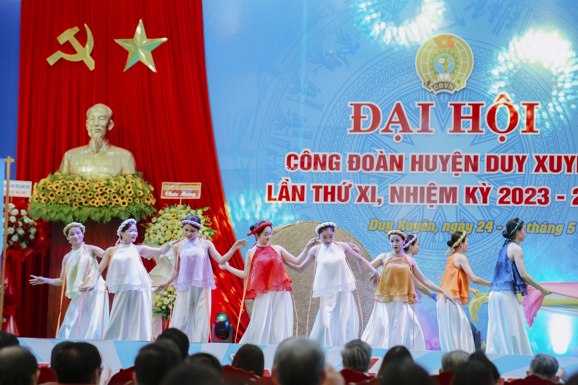 Tiết mục văn nghệ tái hiện làng Lụa Mã Châu nổi tiếng của huyện Duy Xuyên. Ảnh: PHAN NGUYÊN Tiết mục văn nghệ tái hiện làng Lụa Mã Châu nổi tiếng của huyện Duy Xuyên. Ảnh: PHAN NGUYÊN