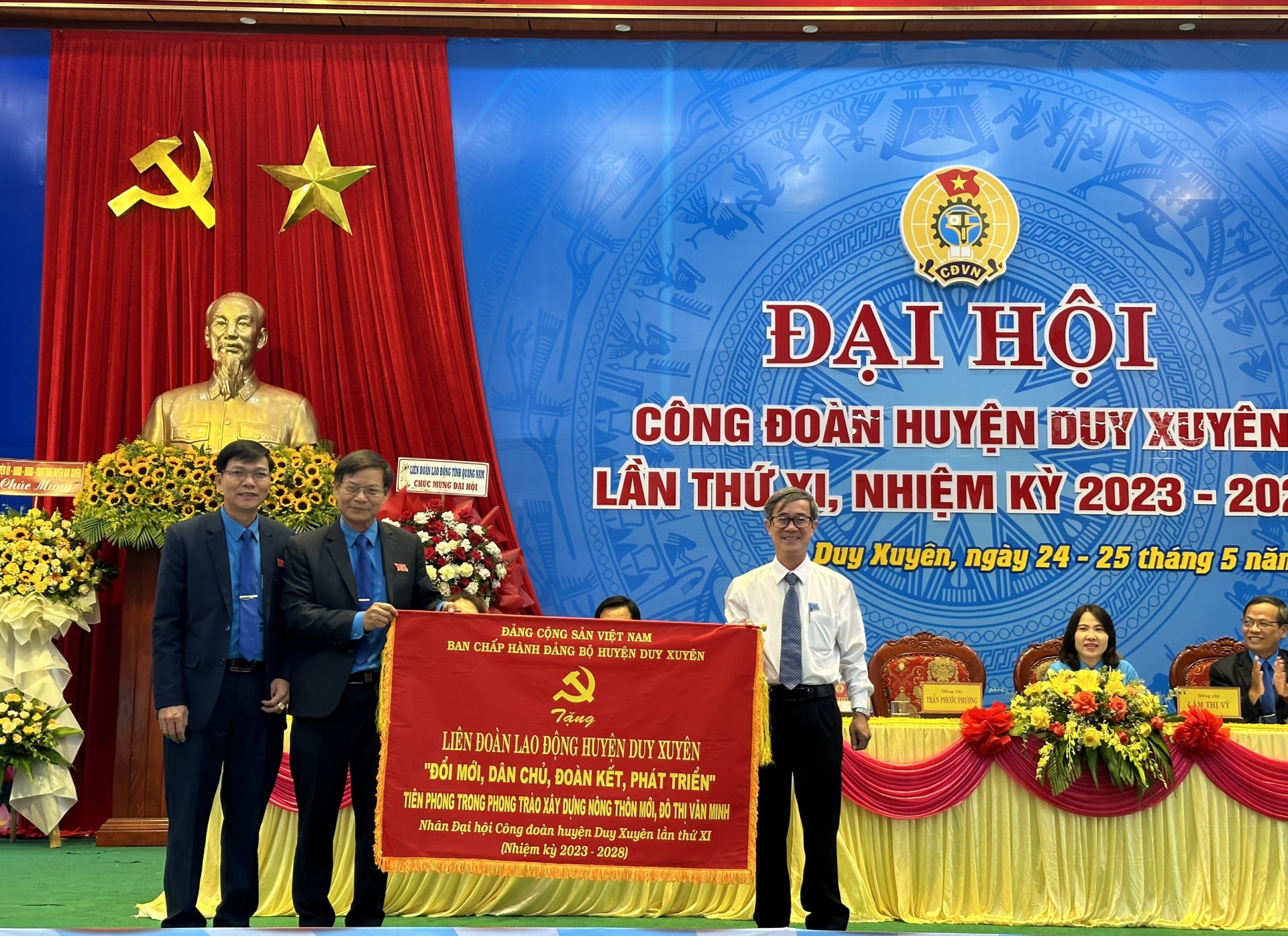 Một Công đoàn cấp huyện được Chủ tịch nước tặng thưởng Huân chương Lao động hạng Ba Một Công đoàn cấp huyện được Chủ tịch nước tặng thưởng Huân chương Lao động hạng Ba