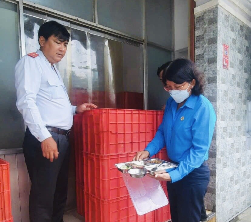 Công đoàn, doanh nghiệp theo sát chất lượng an toàn bữa ăn ca của người lao động Công đoàn, doanh nghiệp theo sát chất lượng an toàn bữa ăn ca của người lao động