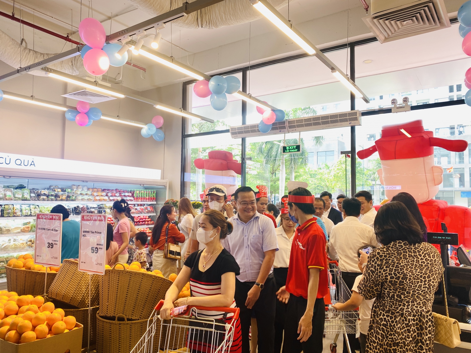 Khách hàng mua sắm trong ngày khai trương Winmart Novia Khách hàng mua sắm trong ngày khai trương Winmart Novia
