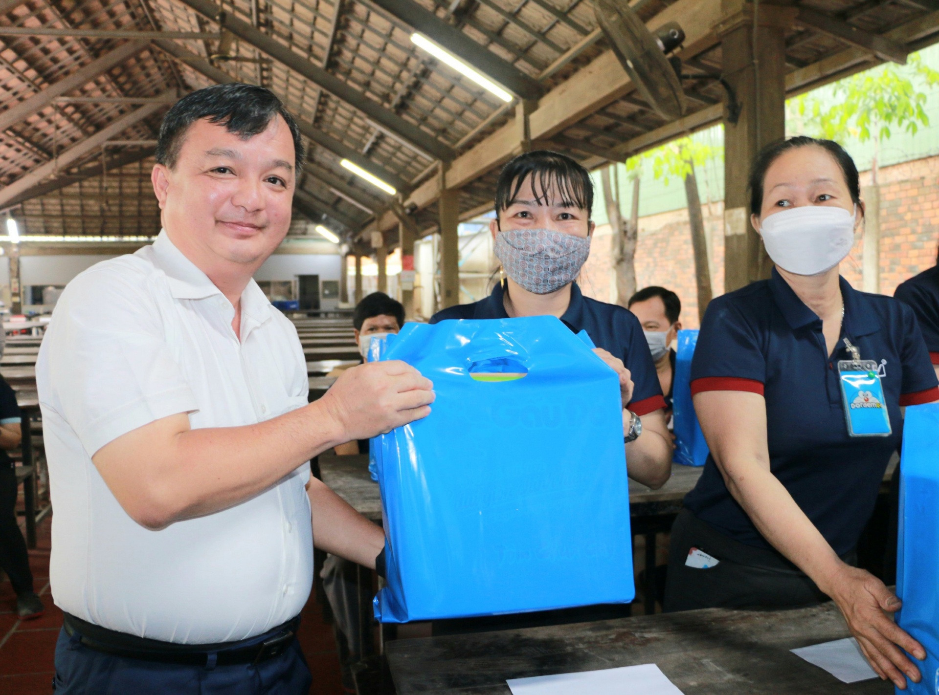 Bình Dương: Ấm áp nghĩa tình khi chính quyền, Công đoàn thăm hỏi, tặng quà NLĐ