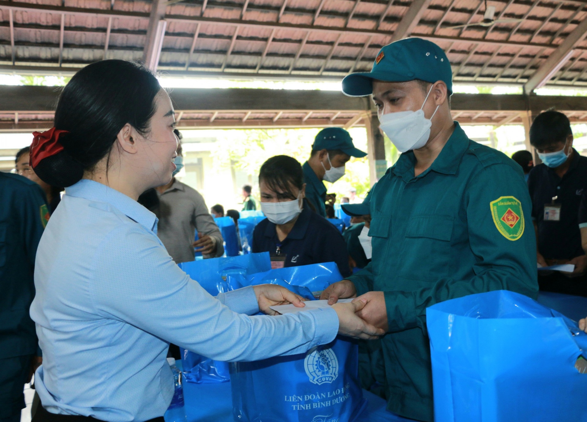 Bình Dương: Ấm áp nghĩa tình khi chính quyền, Công đoàn thăm hỏi, tặng quà NLĐ