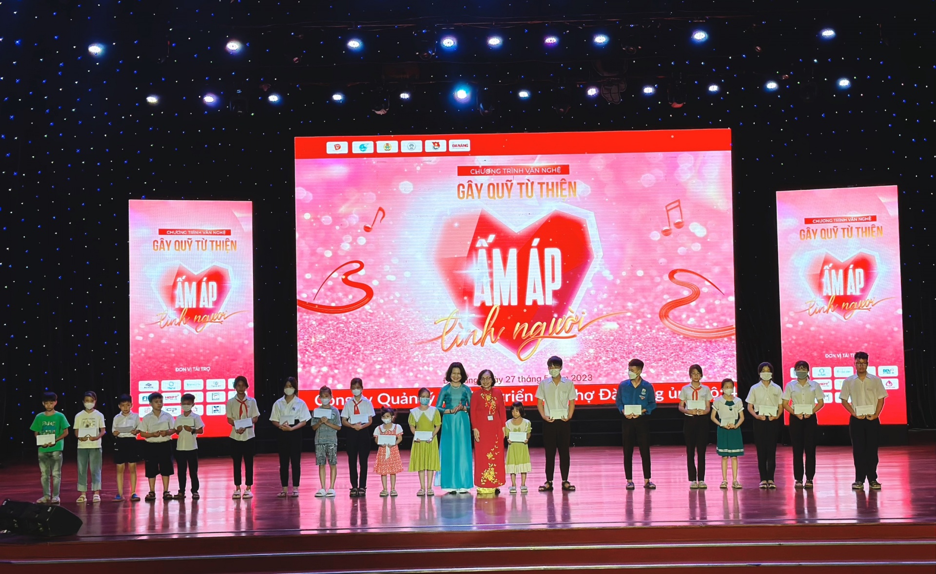 BTC ban tổ chức trao tặng 100 suất học bổng cho các em có hoàn cảnh khó khăn, mỗi suất trị giá 2 triệu đồng. Ảnh: PHAN NGUYÊN BTC ban tổ chức trao tặng 100 suất học bổng cho các em có hoàn cảnh khó khăn, mỗi suất trị giá 2 triệu đồng. Ảnh: PHAN NGUYÊN