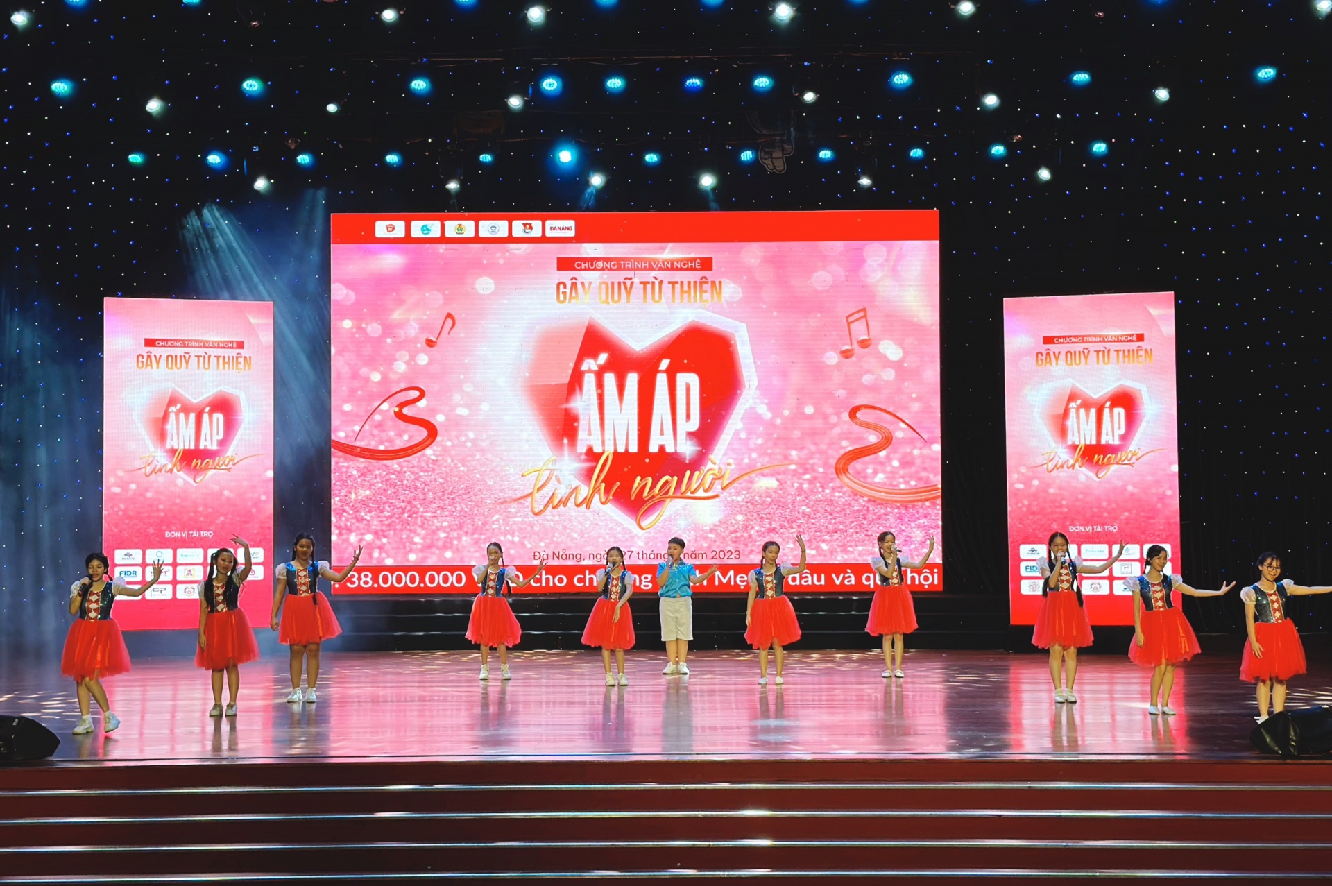 Tiết mục văn nghệ gây quỹ. Ảnh: PHAN NGUYÊN Tiết mục văn nghệ gây quỹ. Ảnh: PHAN NGUYÊN