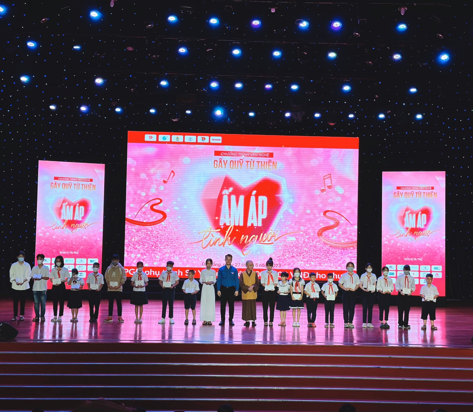 “Mẹ đỡ đầu” cho 20 em có hoàn cảnh mồ côi, bất hạnh. Ảnh: PHAN NGUYÊN “Mẹ đỡ đầu” cho 20 em có hoàn cảnh mồ côi, bất hạnh. Ảnh: PHAN NGUYÊN