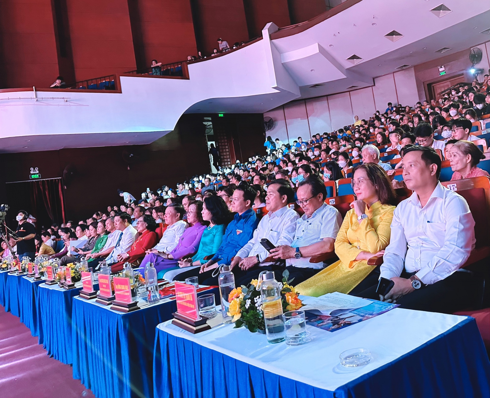 Các Đại biểu tham dự chương trình văn nghệ gây quỹ từ thiện với chủ đề “Ấm áp tình người” lần thứ 4. Ảnh: PHAN NGUYÊN Các Đại biểu tham dự chương trình văn nghệ gây quỹ từ thiện với chủ đề “Ấm áp tình người” lần thứ 4. Ảnh: PHAN NGUYÊN