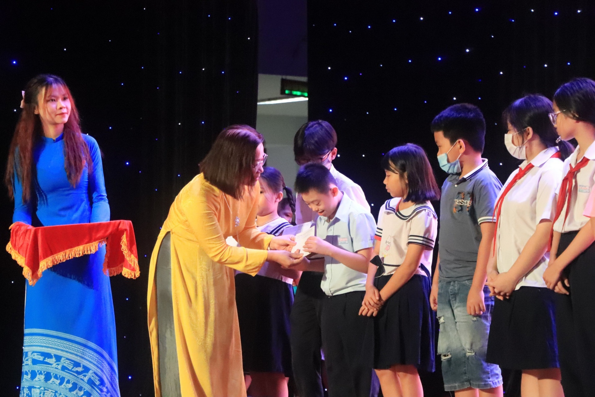 Đồng chí Đinh Thị Thanh Hà, Phó Chủ tịch LĐLĐ Đà Nẵng trao hỗ trợ cho các em mồ côi, có hoàn cảnh khó khăn. Ảnh: PHAN NGUYÊN Đồng chí Đinh Thị Thanh Hà, Phó Chủ tịch LĐLĐ Đà Nẵng trao hỗ trợ cho các em mồ côi, có hoàn cảnh khó khăn. Ảnh: PHAN NGUYÊN