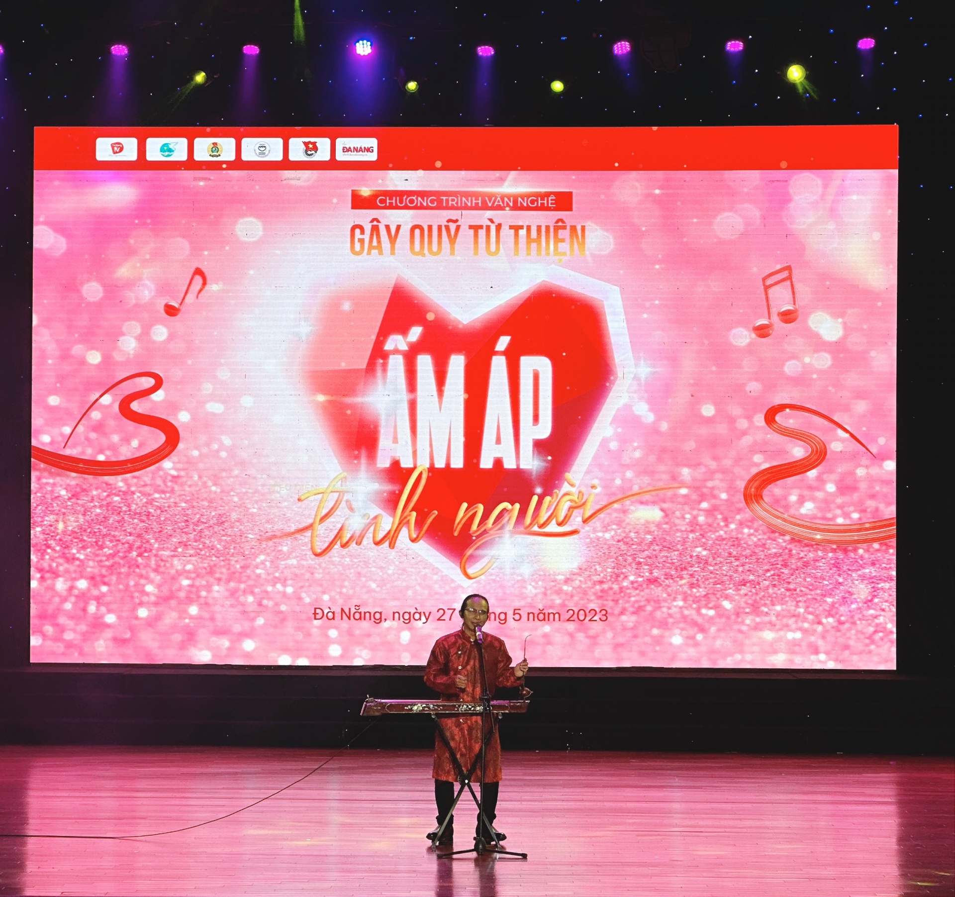 Nhạc sĩ khiếm thị Hà Chương hát Đà Nẵng: Ủng hộ hơn 12 tỉ đồng cho người lao động nghèo và trẻ em mồ côi