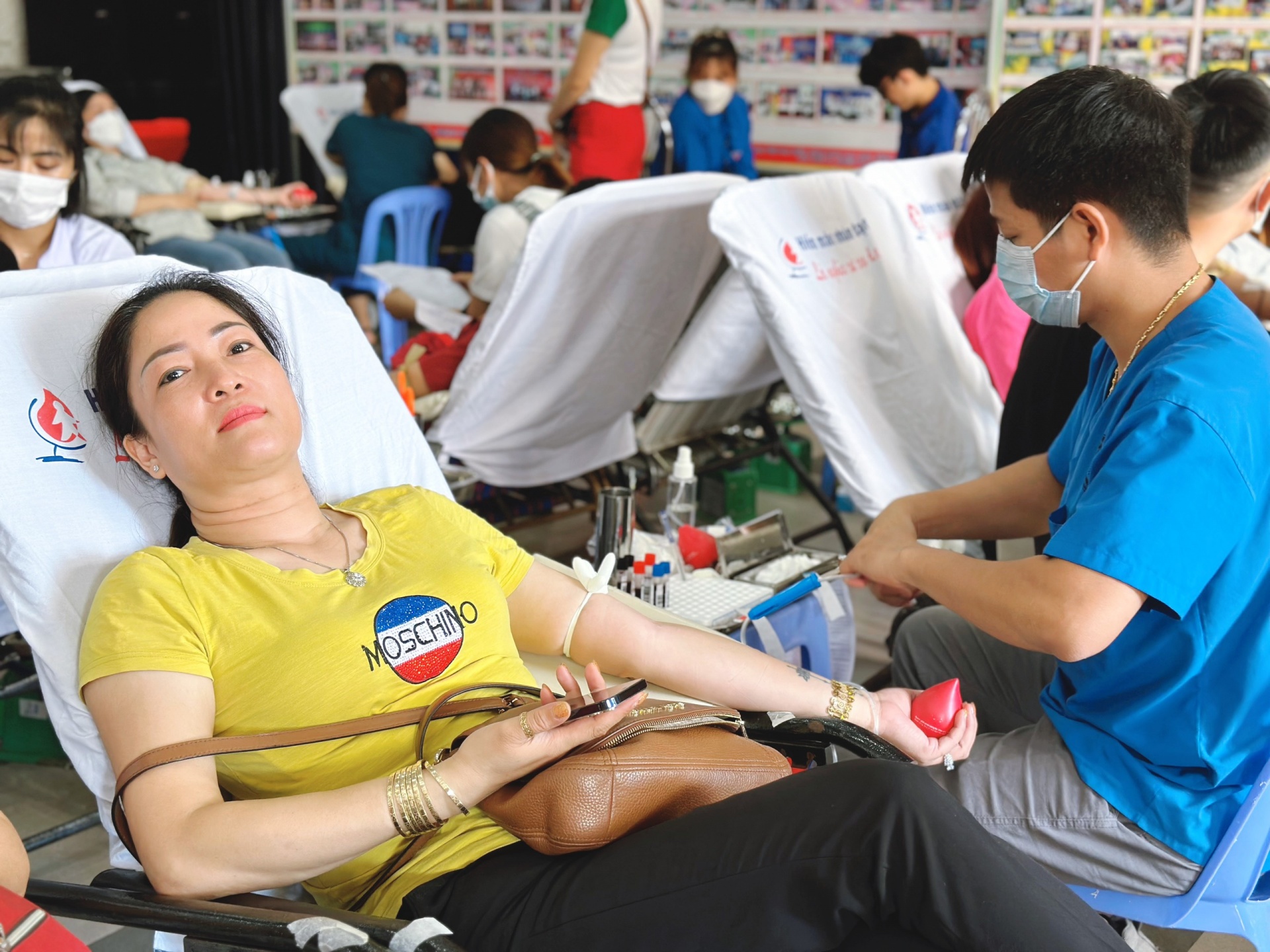 Chị Trần Thị Thủy, công nhân công ty Pi Vina Đà Nẵng cho biết trước đây khi ở Hội Phật tử Đà Nẵng chị đã tham gia hiến máu, nay về công ty làm, Công đoàn Khu CNC và các KCN tổ chức chị đều tham hiến máu. Ảnh: PHAN NGUYÊN Chị Trần Thị Thủy, công nhân công ty Pi Vina Đà Nẵng cho biết trước đây khi ở Hội Phật tử Đà Nẵng chị đã tham gia hiến máu, nay về công ty làm, Công đoàn Khu CNC và các KCN tổ chức chị đều tham hiến máu. Ảnh: PHAN NGUYÊN