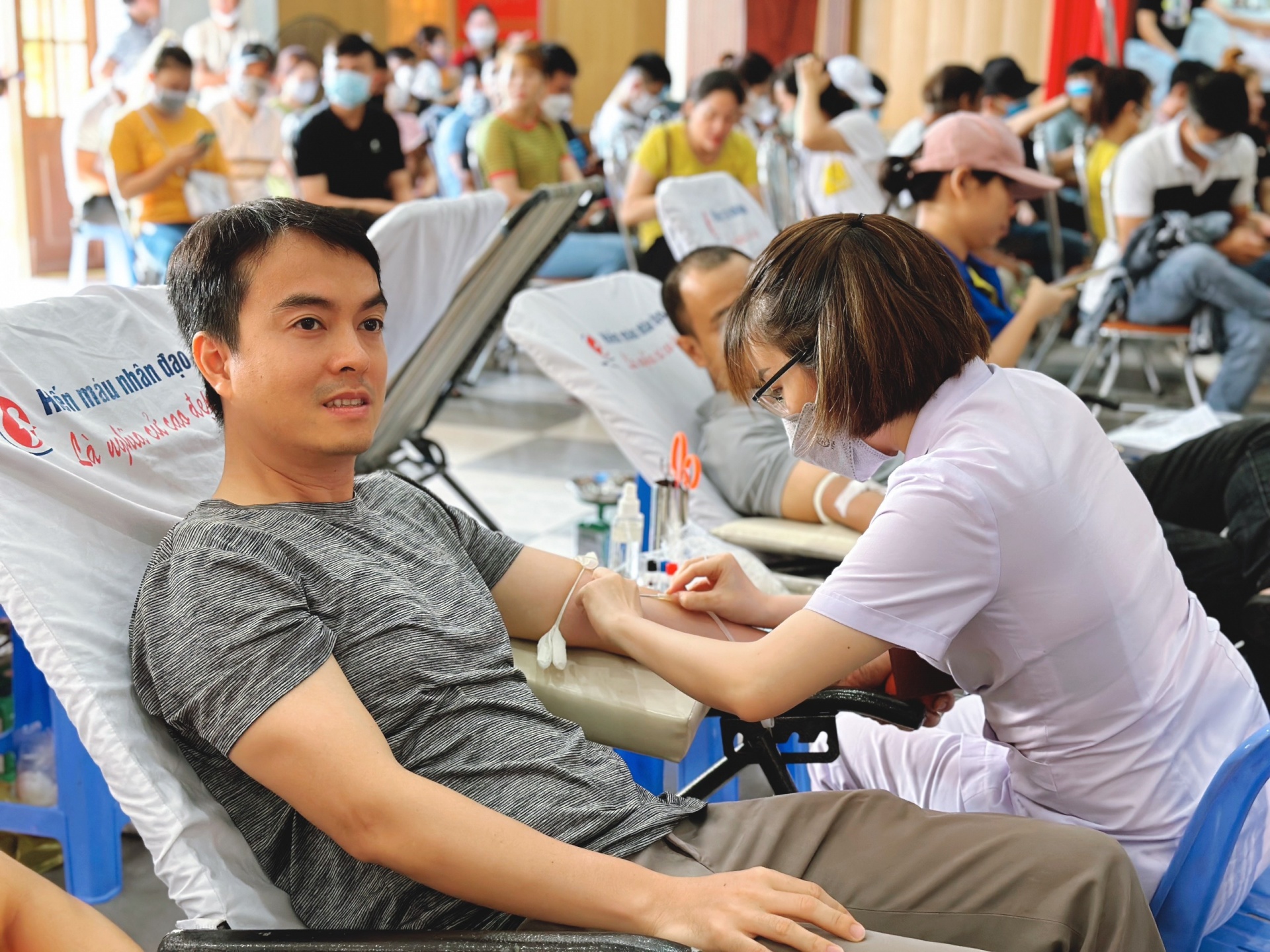 Vượt qua sự lo lắng ban đầu khi lần đầu tiên tham gia hiến máu, Anh Nguyễn Quốc Cường, Phó chủ tịch công đoàn công ty Keytronic Việt Nam, cho biết anh rất vui vì góp phần nhỏ và ngân hàng máu để phục vụ công tác cấp cứu và chữa bệnh. Ảnh: PHAN NGUYÊN Vượt qua sự lo lắng ban đầu khi lần đầu tiên tham gia hiến máu, Anh Nguyễn Quốc Cường, Phó chủ tịch công đoàn công ty Keytronic Việt Nam, cho biết anh rất vui vì góp phần nhỏ và ngân hàng máu để phục vụ công tác cấp cứu và chữa bệnh. Ảnh: PHAN NGUYÊN