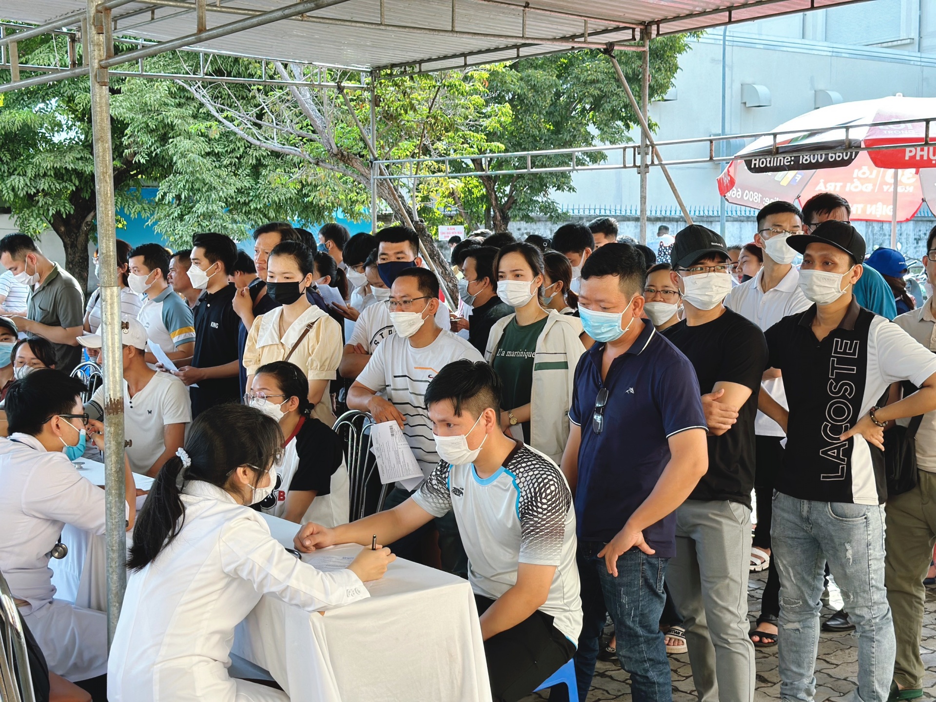 Từ 7 giờ sáng rất đông đoàn viên, người lao động đến xếp hàng kiểm tra sức khỏe trước khi hiến máu. Ảnh: PHAN NGUYÊN Từ 7 giờ sáng rất đông đoàn viên, người lao động đến xếp hàng kiểm tra sức khỏe trước khi hiến máu. Ảnh: PHAN NGUYÊN