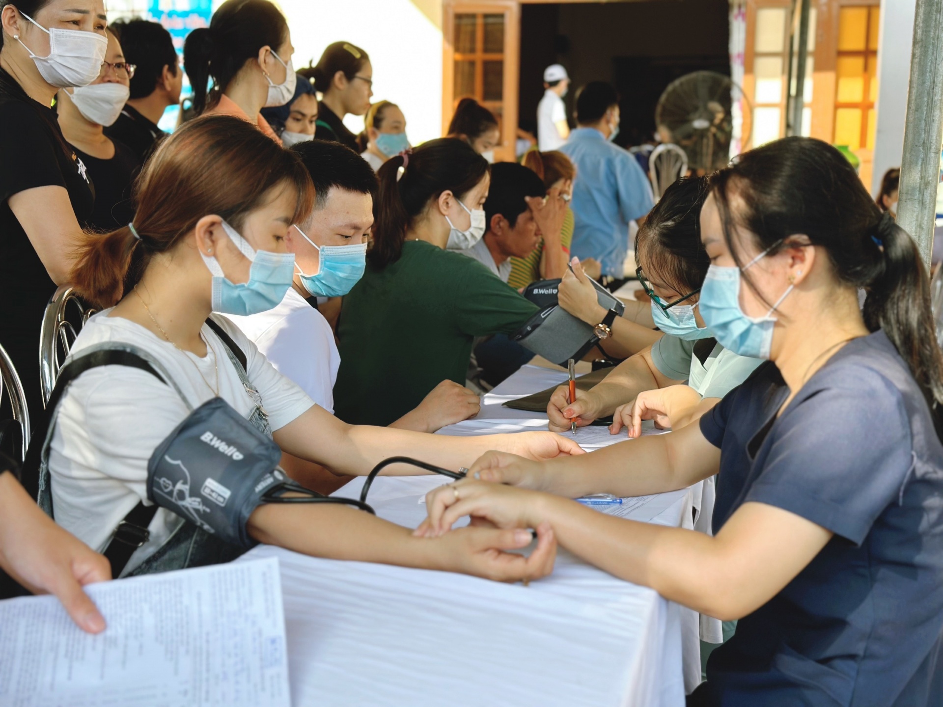 Tham gia hiến máu, đoàn viên, người lao động được khám sức khỏe tổng quát. Ảnh: PHAN NGUYÊN Tham gia hiến máu, đoàn viên, người lao động được khám sức khỏe tổng quát. Ảnh: PHAN NGUYÊN