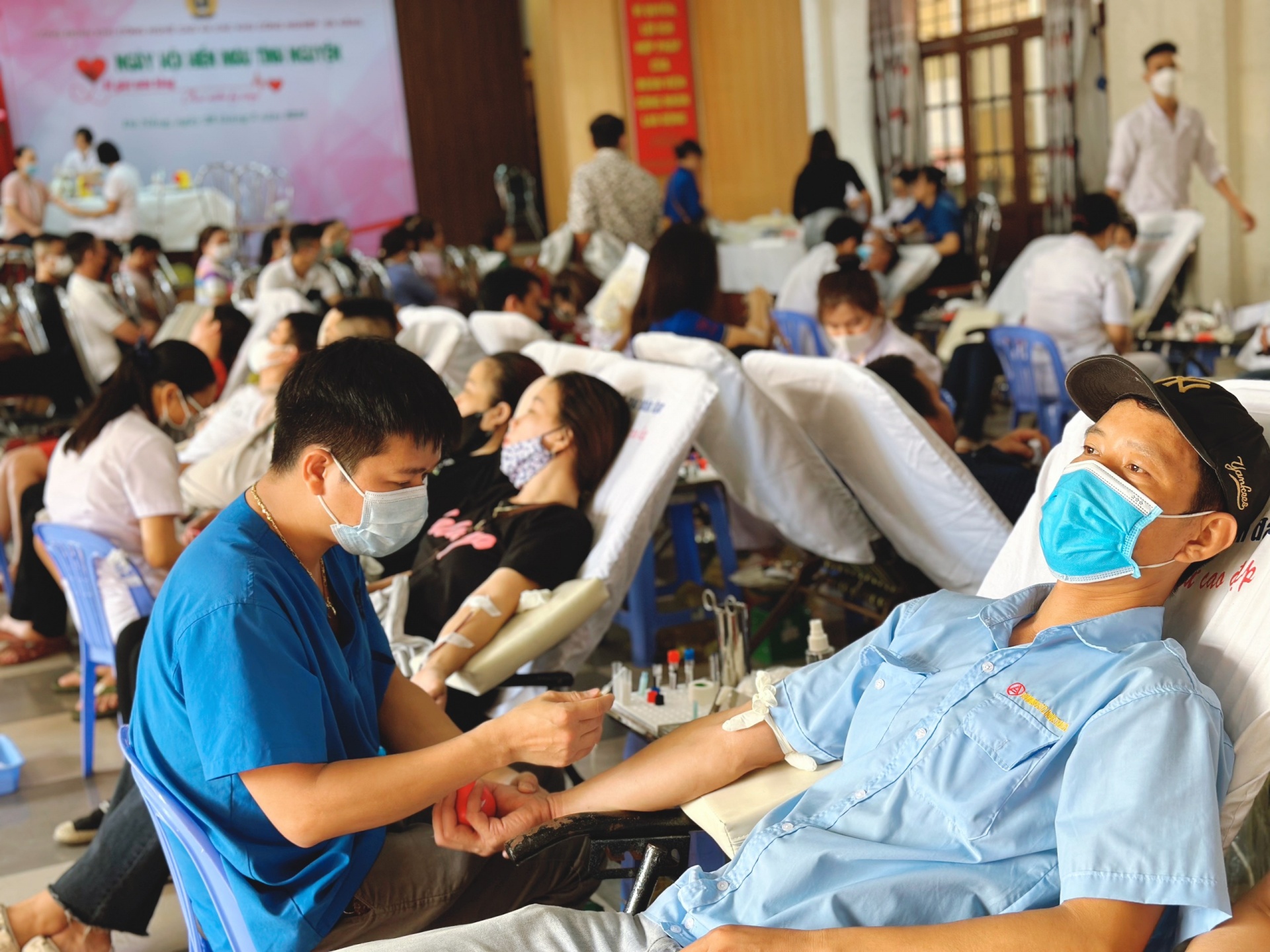 Kết quả, ngày hội đã thu được 380 đơn vị máu bổ sung vào nguồn máu dự trữ của thành phố, phục vụ công tác cấp cứu, chữa bệnh của các bệnh viện. Ảnh: PHAN NGUYÊN Kết quả, ngày hội đã thu được 380 đơn vị máu bổ sung vào nguồn máu dự trữ của thành phố, phục vụ công tác cấp cứu, chữa bệnh của các bệnh viện. Ảnh: PHAN NGUYÊN