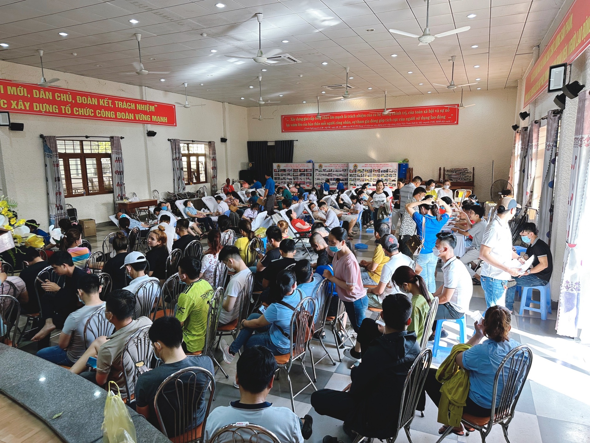 Gần 500 người lao động tham gia hiến máu tình nguyện. Ảnh: PHAN NGUYÊN Gần 500 người lao động tham gia hiến máu tình nguyện. Ảnh: PHAN NGUYÊN