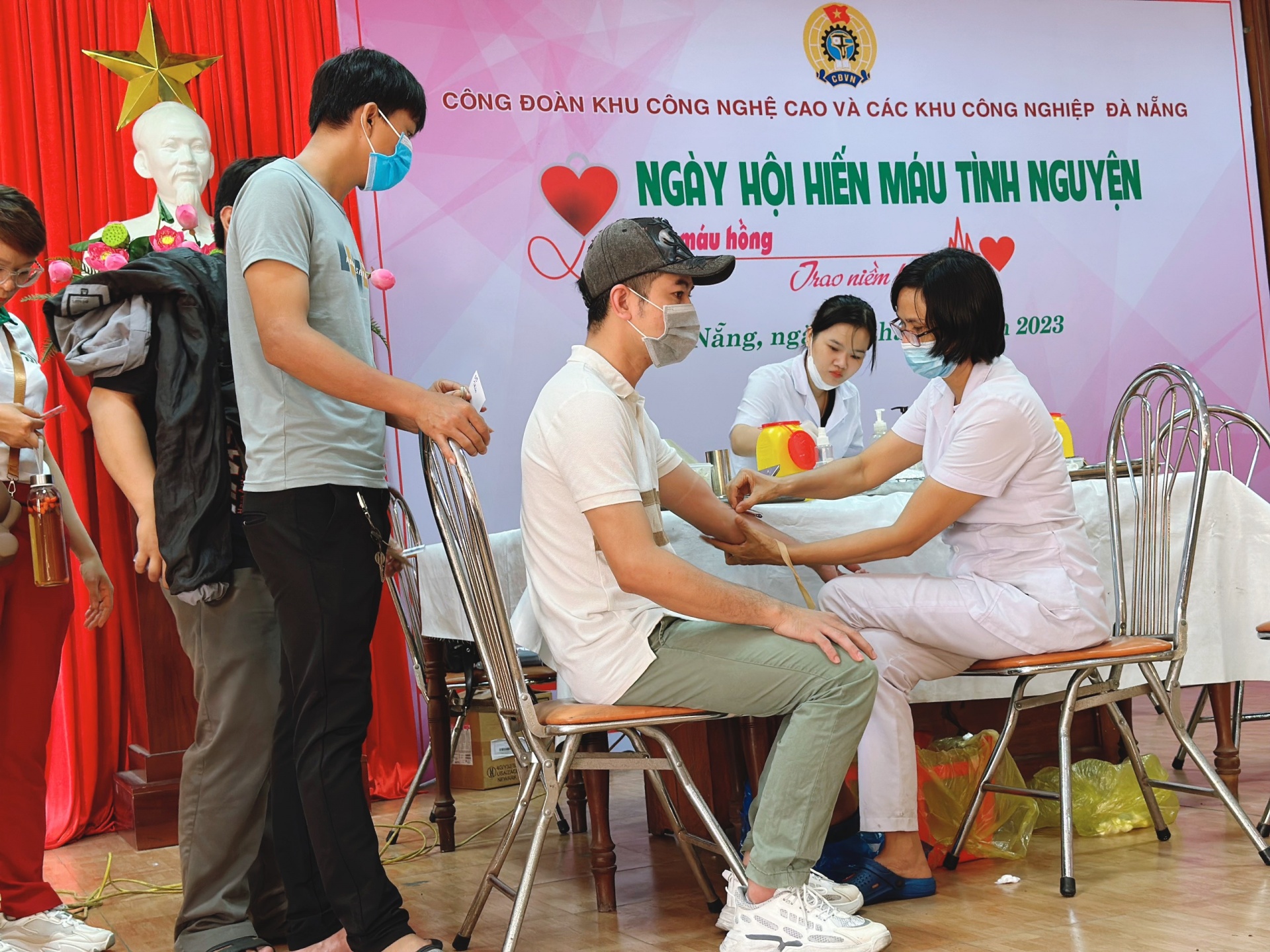 Đoàn viên, người lao động được xét nghiệm nhóm máu. Ảnh: PHAN NGUYÊN Đoàn viên, người lao động được xét nghiệm nhóm máu. Ảnh: PHAN NGUYÊN