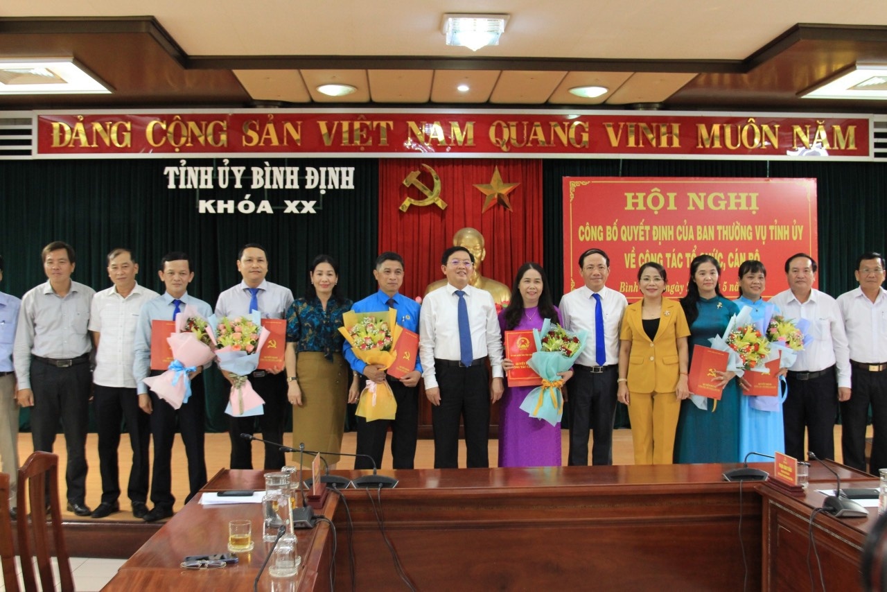 Bí thư Tỉnh uỷ Bình Định Hồ Quốc Dũng tặng hoa cho các đồng chí được điều động, luân chuyển Bí thư Tỉnh uỷ Bình Định Hồ Quốc Dũng tặng hoa cho các đồng chí được điều động, luân chuyển