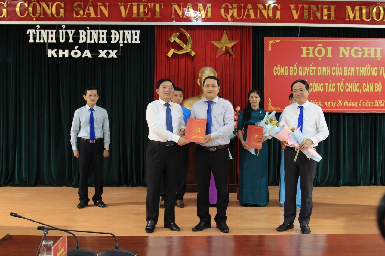 Bí thư Tỉnh uỷ Bình Định Hồ Quốc Dũng tặng hoa cho các đồng chí được điều động, luân chuyển. Bí thư Tỉnh uỷ Bình Định Hồ Quốc Dũng tặng hoa cho các đồng chí được điều động, luân chuyển.