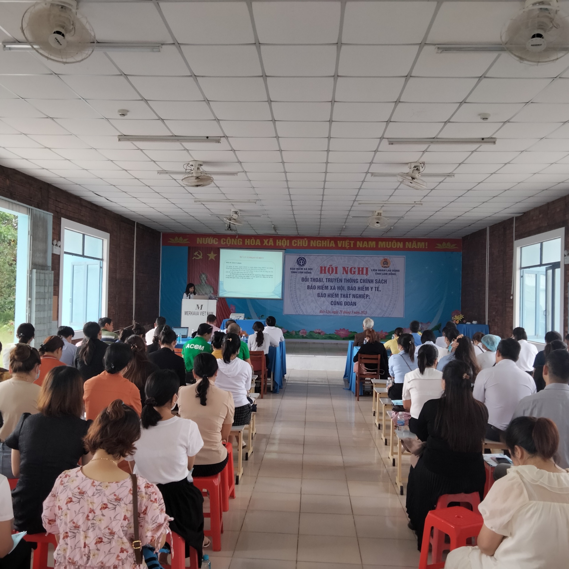 Đối thoại chính sách với doanh nghiệp và cán bộ công đoàn ở Lâm Đồng Đối thoại chính sách với doanh nghiệp và cán bộ công đoàn ở Lâm Đồng