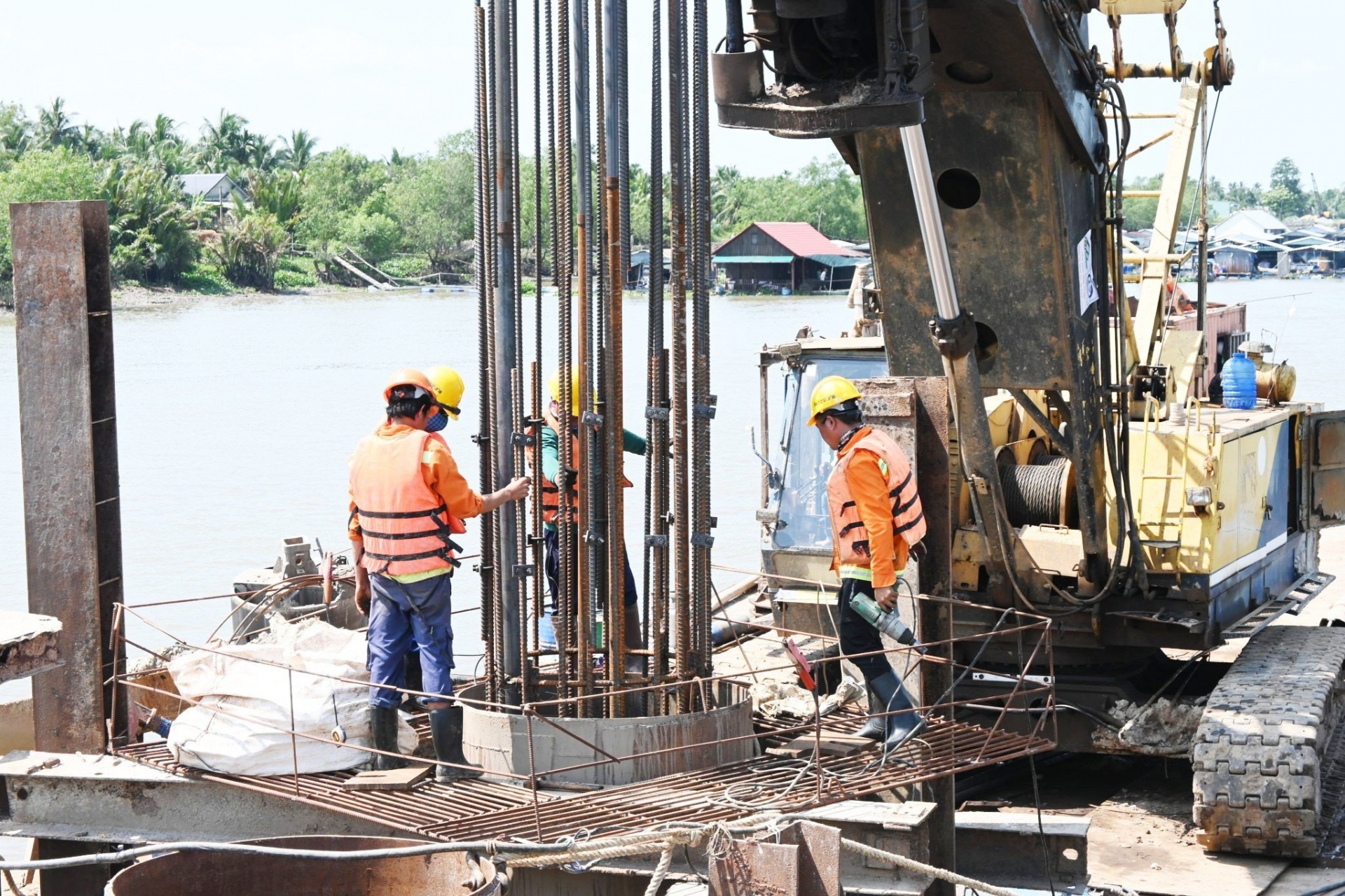 Thi công các hạng mục thuộc dự án cầu Rạch Miễu 2 tại Bến Tre.