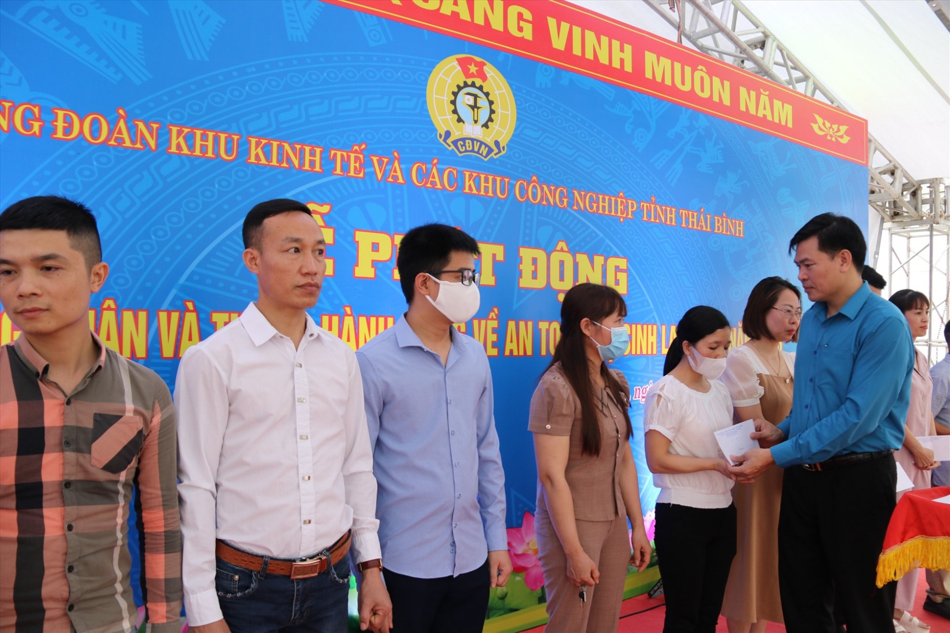 Công đoàn Khu kinh tế và các KCN Thái Bình triển khai nhiều hoạt động chăm lo cho CNLĐ Công đoàn Khu kinh tế và các KCN Thái Bình triển khai nhiều hoạt động chăm lo cho CNLĐ