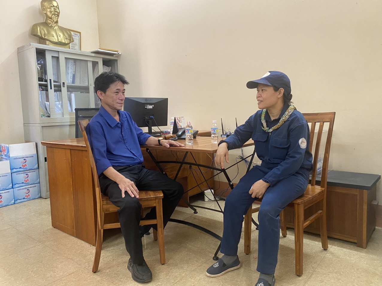  Chủ tịch CĐ Công ty Pisico hỏi thăm sức khoẻ của chị Đinh Thị Hoa. Ảnh: HOÀI NAM.