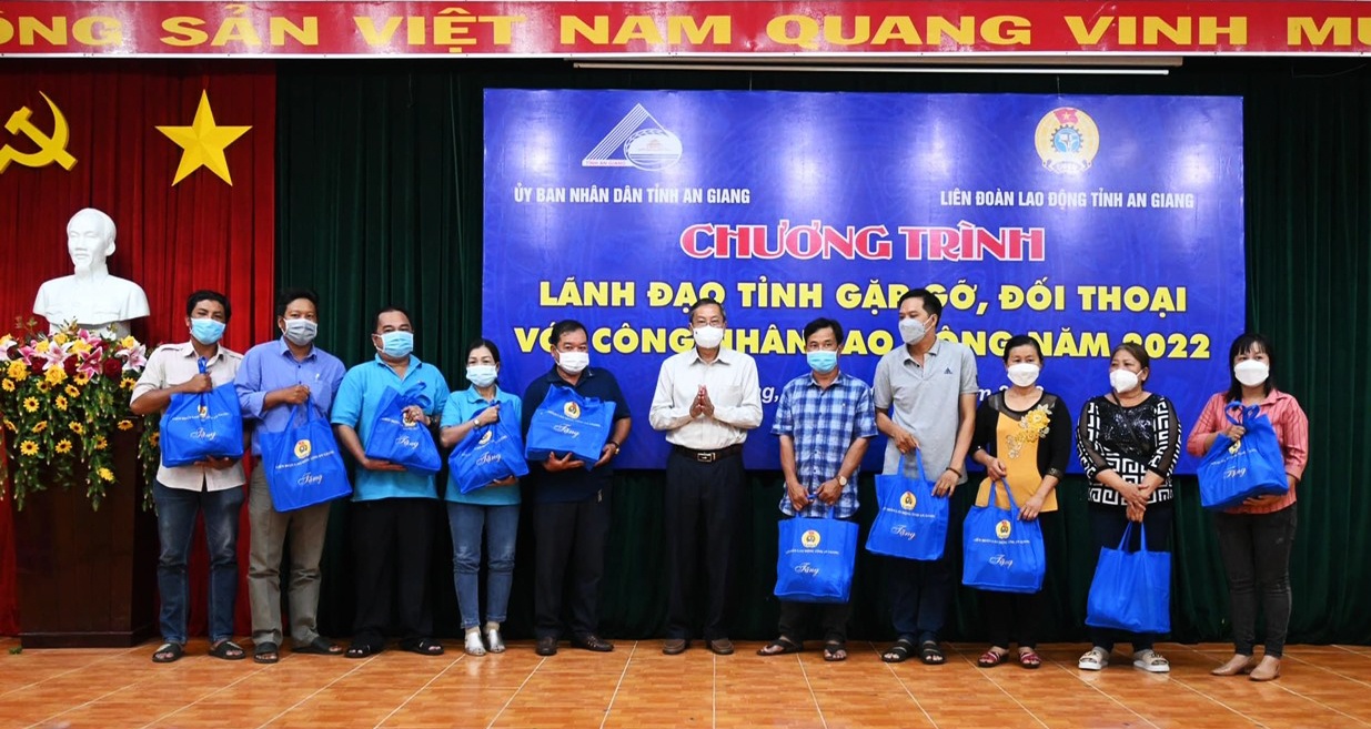 Lắng nghe công nhân lao động để thấu hiểu và chia sẻ