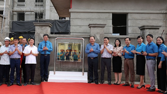 Gắn biển công trình tiêu biểu chào mừng đại hội công đoàn các cấp