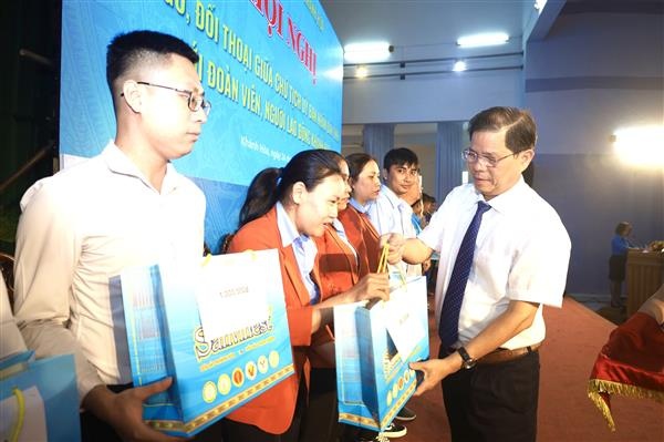 Chủ tịch tỉnh Khánh Hòa biểu dương LĐLĐ trong bảo vệ quyền, lợi ích của người lao động Chủ tịch tỉnh Khánh Hòa biểu dương LĐLĐ trong bảo vệ quyền, lợi ích của người lao động