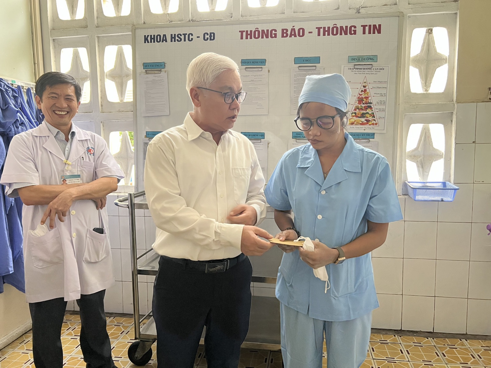 Lãnh đạo tỉnh Bình Dương thăm, tặng quà bệnh nhân, người lao động khó khăn Lãnh đạo tỉnh Bình Dương thăm, tặng quà bệnh nhân, người lao động khó khăn