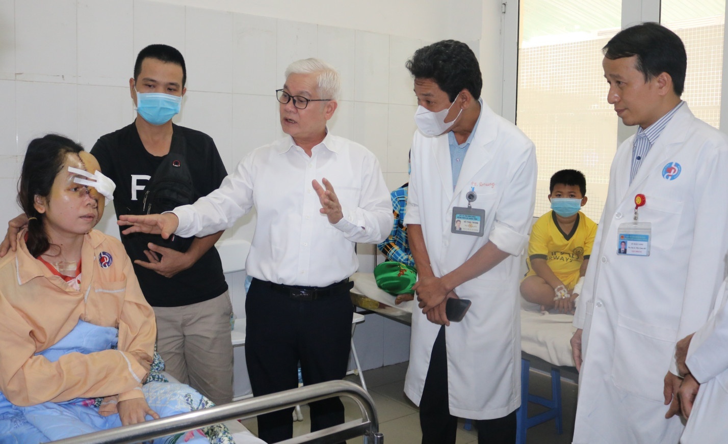 Lãnh đạo tỉnh Bình Dương thăm, tặng quà bệnh nhân, người lao động khó khăn