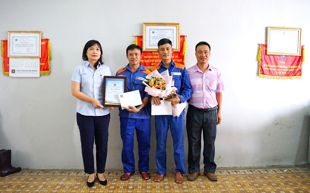 Dũng cảm cứu người, nhân viên cửa hàng xăng dầu gắn với danh hiệu “Người tốt việc tốt”