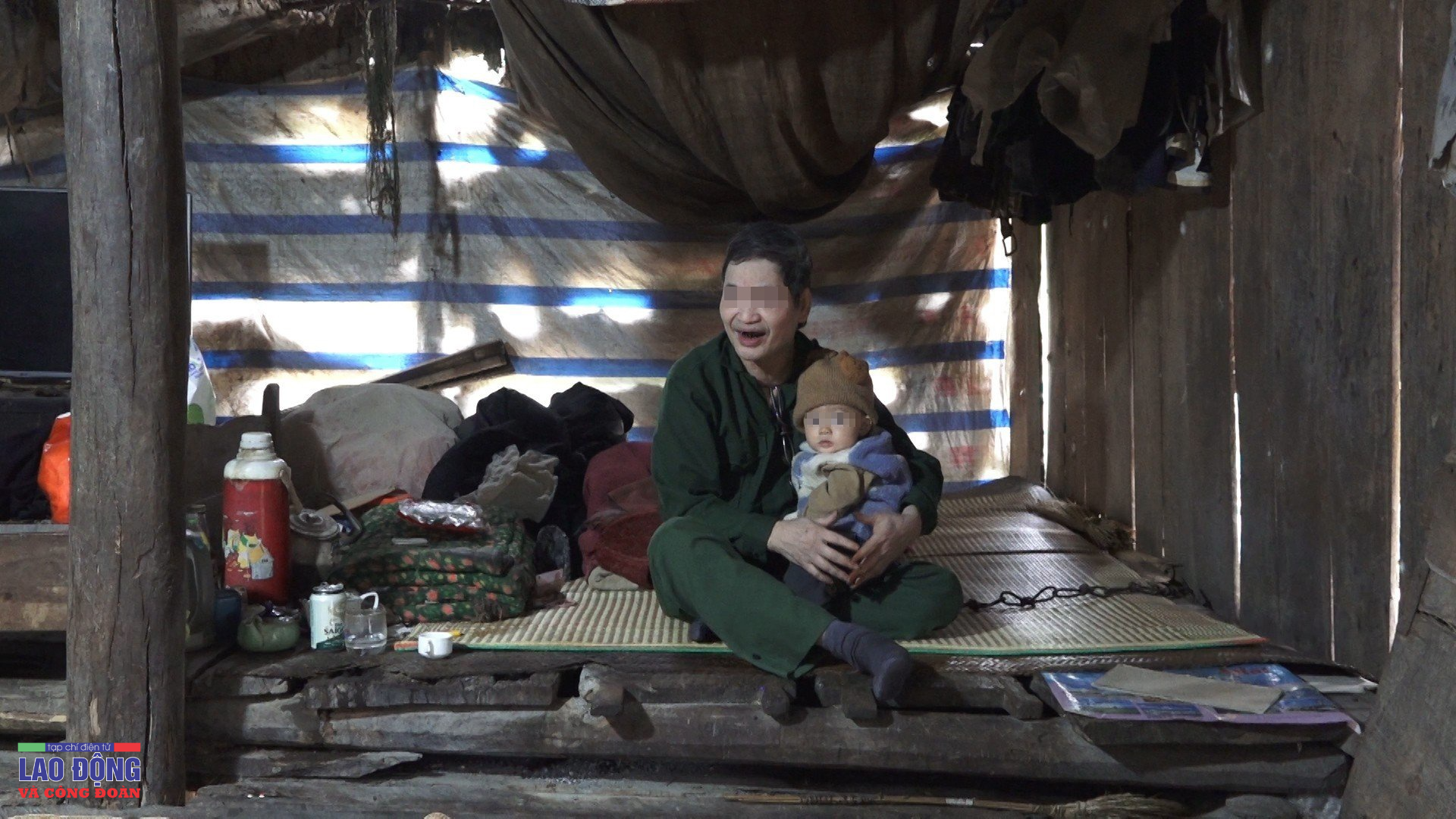 “Người điên”, món nợ ân tình dành cho người tỉnh - Bài 1: Người đàn ông gần 30 năm bị xích cổ “Người điên”, món nợ ân tình dành cho người tỉnh - Bài 1: Người đàn ông gần 30 năm bị xích cổ