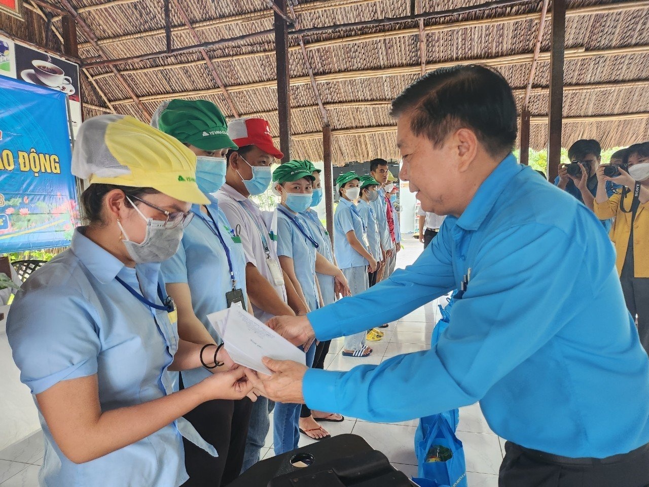 Long An: Tặng quà, hỗ trợ đoàn viên, NLĐ mắc bệnh hiểm nghèo, bị TNLĐ