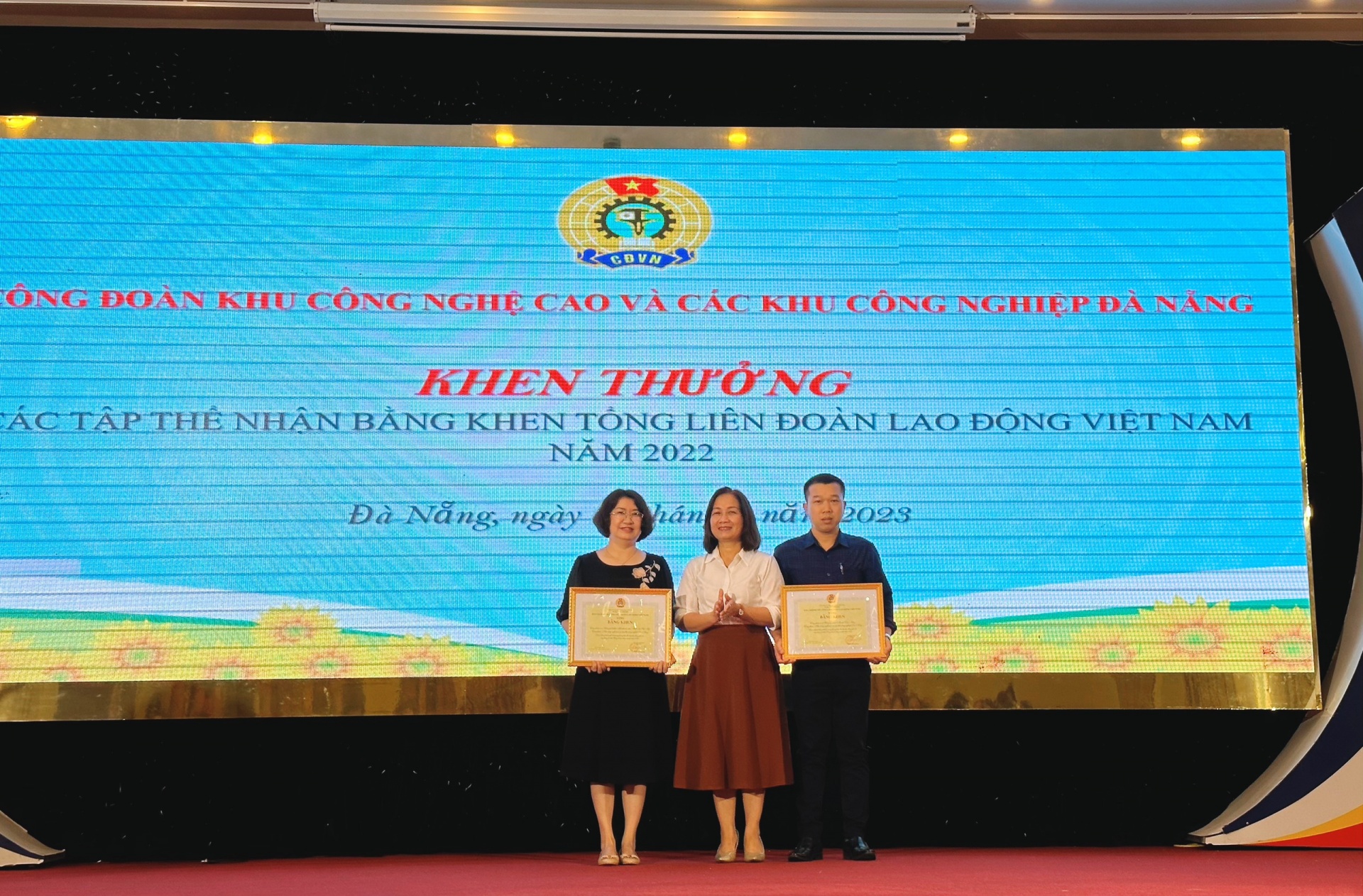 Công ty Thép VAS Việt Mỹ và Công ty Morito là 2 đơn vị có thành tích xuất sắc được tặng Bằng khen của Tổng Liên đoàn Lao động Việt Nam. Ảnh: PHAN NGUYÊN Công ty Thép VAS Việt Mỹ và Công ty Morito là 2 đơn vị có thành tích xuất sắc được tặng Bằng khen của Tổng Liên đoàn Lao động Việt Nam. Ảnh: PHAN NGUYÊN